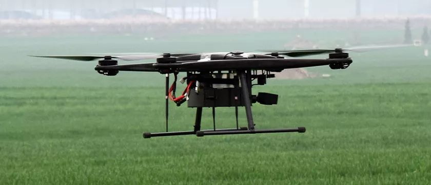 碳纖維復(fù)合材料在快遞無(wú)人機(jī)領(lǐng)域應(yīng)用發(fā)展?jié)摿薮? /></p>
<p>&nbsp;</p>
<p>針對(duì)這些難題，除了通過優(yōu)化設(shè)計(jì)和更高品質(zhì)的電池系統(tǒng)外，<strong>通過使用輕量化材料減輕無(wú)人機(jī)自重也是一個(gè)有效的解決方案</strong>。以挪恩復(fù)材為國(guó)內(nèi)某無(wú)人機(jī)企業(yè)定制的無(wú)人機(jī)外殼為例，<strong>整個(gè)殼體采用<a href=