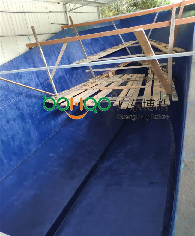 將玻璃鋼模具清洗干凈,打上脫模蠟 施涂船體膠衣