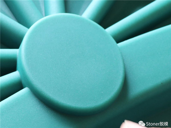 使用Stoner TraSys RotoFlow改善了產品質量,提供了沒有針孔的光滑表面!