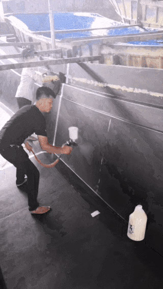 工人在FRP船模上噴涂蜜蠟HydroSpeed。它可以節省時間，勞動力和金錢！