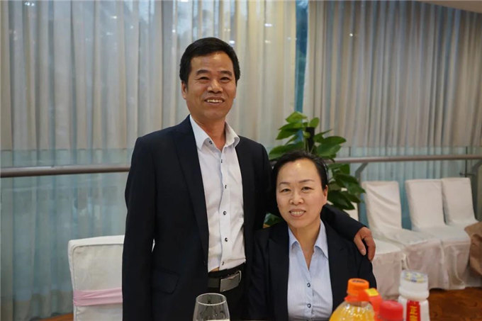 博皓家人們歡聚一堂，把酒言歡，開懷暢飲