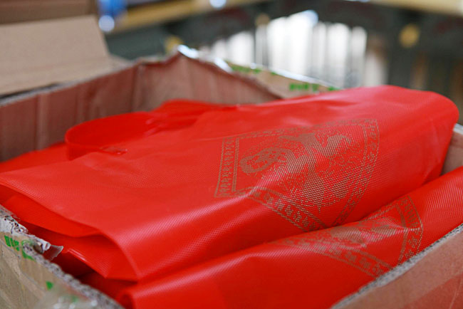 給學生準備的小禮物(文具盒、筆、糖果)