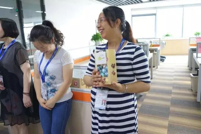 女神媽媽收到禮物后喜悅之情溢于言表，是不是很迷人呢？