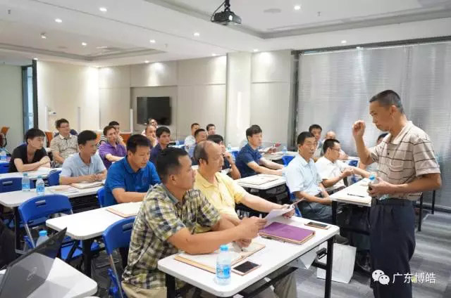 主講&mdash;&mdash;原中國玻璃鋼協會技術研修的模具制作特聘講師、廣東博皓復合材料有限公司復合材料應用技術總顧問譚永枝老師